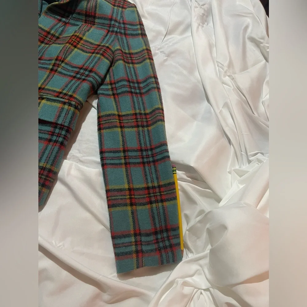 Selling a rarely worn blazer jacket, wooden buttons and beautiful color pattern. - Picture 5 of 5